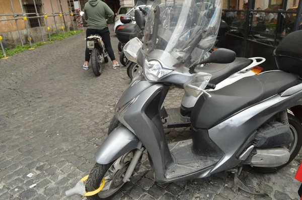 Motos stationnées sur la chaussée pavée de Rome, transport traditionnel italien — Photo