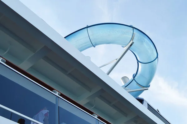 Вид на прозрачную трубу для развлечений в аквапарке на морском круизном лайнере, вид с нижней палубы — стоковое фото