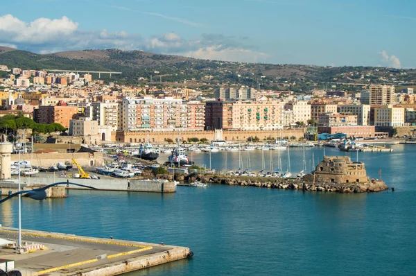 Güzellikler Civitavecchia, gezinti, bağlantı noktası, güneşli bir günde iskele, cruise gemisi kurulu bir resim. İtalya, 8 Ekim 2018.