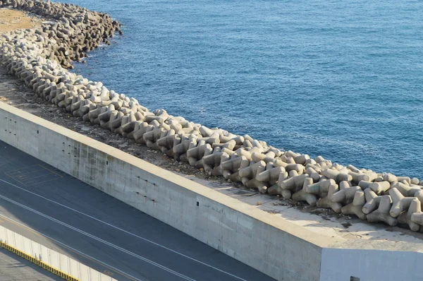 Pohled na kamenné a betonové vlnolamy podél mola, přístav Civitavecchia, 7. října 2018 — Stock fotografie