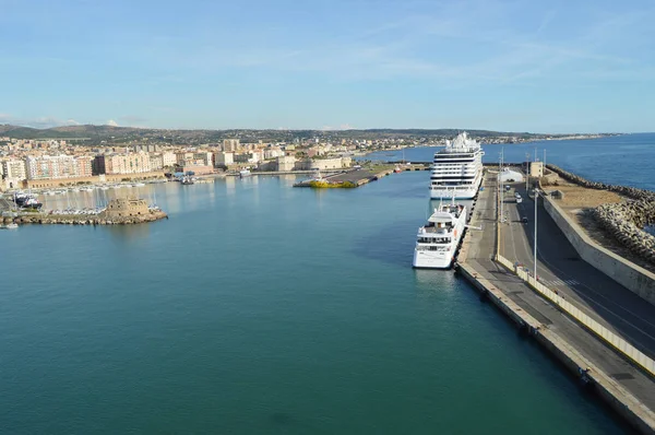 Veduta di frangiflutti in pietra e cemento lungo il molo, navi da crociera e panorama del porto di Civitavecchia, 7 ottobre 2018 — Foto Stock