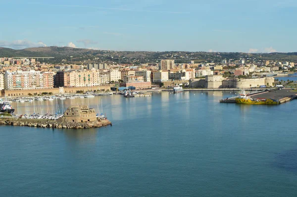Civitavecchia limanının panoramik görüntüsü, kıyı, liman, binalar, 7 Ekim 2018