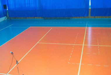 Yarışmalar için yerde işaretler olan boş spor antrenman odası