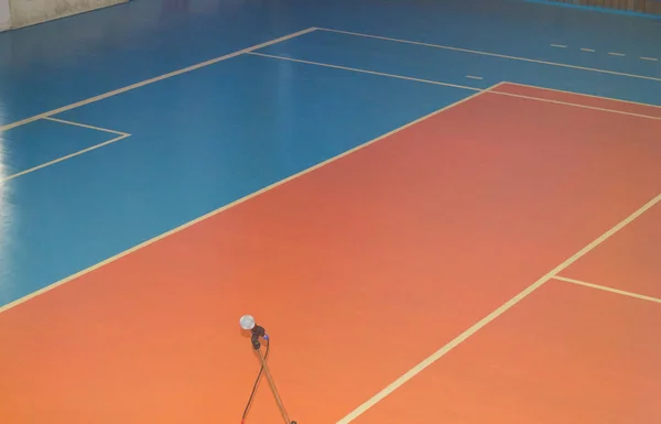 Пустой спортивный зал с разметками на полу для соревнований — стоковое фото
