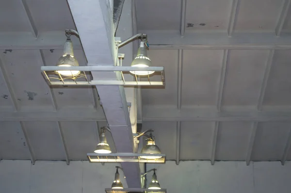 Lighting with lamps located on the ceiling in an industrial room — Stock Photo, Image