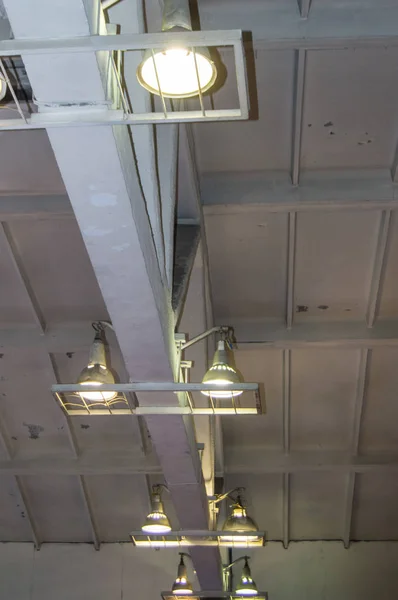 Világítás a mennyezeten elhelyezett lámpákkal egy ipari helyiségben — Stock Fotó