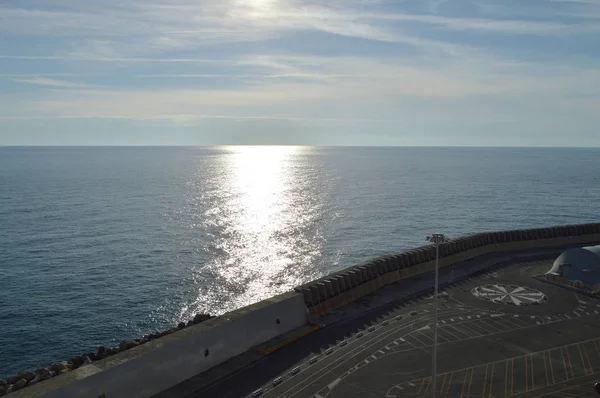 Vacker solnedgång och silver väg på havet, blå moln på himlen, bakgrund — Stockfoto