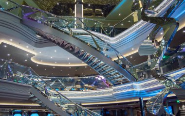 MSC Meraviglia yolcu gemisinin resepsiyon alanının muhteşem iç kısımları, 8 Ekim 2018