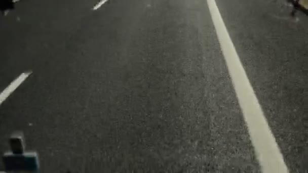 Vista desde el parabrisas del coche en la carretera con marcas, movimiento rápido y enfoque borroso — Vídeo de stock
