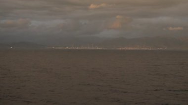 Cruise ship den kayalık sahil, gemiler, bulutlar alacakaranlıkta, gemi yelken Adası Sardunya, Cagliari, 9 Ekim 2018 geçmiş görüntülemek