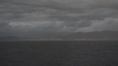 Cruise ship den kayalık sahil, gemiler, bulutlar alacakaranlıkta, gemi yelken Adası Sardunya, Cagliari, 9 Ekim 2018 geçmiş görüntülemek