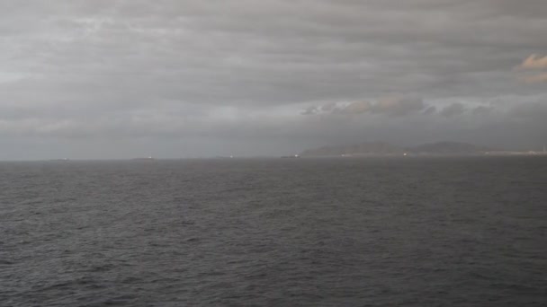 Vista dalla nave da crociera alla costa rocciosa, navi, nuvole al crepuscolo, la nave naviga oltre l'isola di Sardegna, Cagliari, 9 ottobre 2018 — Video Stock