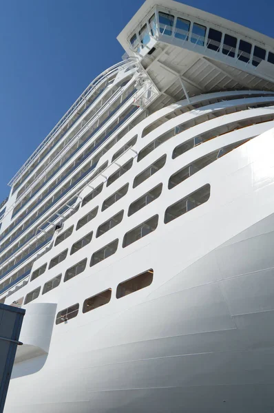 Luxury white cruise ship on blue sky background close-up — Stock Photo, Image