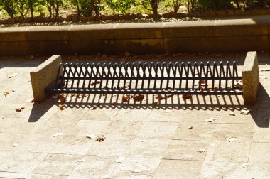 Düşen sonbahar yapraklarının arka planında, park bisikletleri için boş raf ve hırsızlığı önlemek.