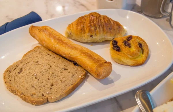 Prato Branco Com Doces Frescos Para Pão Perfumado Com Café — Fotografia de Stock