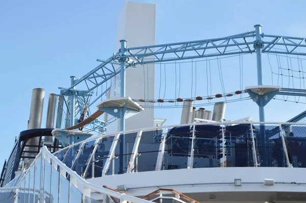 Gezgin Gemisi Msc Meraviglia Nın Üst Güvertesindeki Halat Lunaparkı Ekim — Stok fotoğraf