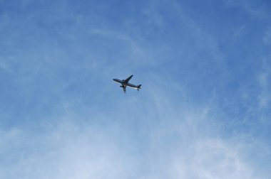 Mavi gökyüzünde uçan uçak, seyahat konsepti, boş kopya alanı