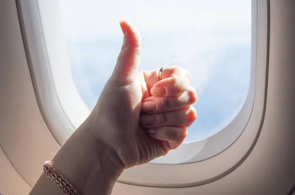 Kciuk Górę Znak Ręka Kobiety Tle Window Samolocie — Zdjęcie stockowe