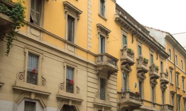 İtalya, Milan-5 Ekim 2018, Milano 'nun merkezindeki geleneksel İtalyan mimarisinden oluşan güzel bir binanın cephesi.