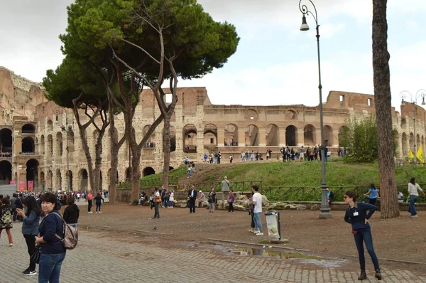 Řím, Itálie říjen 07, 2018. Velký dav turistů poblíž oblouk Konstantina a Koloseum, Prolézačky — Stock fotografie
