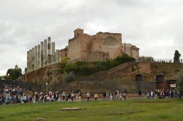 Colline palatine de Rome et nombreux touristes visitant les sites touristiques du centre de Rome, Italie, 7 octobre 2018 — Photo