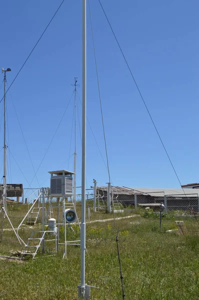 Estación meteorológica en la cima de la montaña contra el cielo azul y la hierba en un día soleado de verano, tiro vertical — Foto de Stock