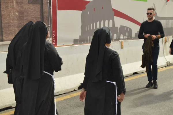 Italia, Roma, 07 de octubre de 2018, Monjas vestidas de negro caminando por la calle de Roma entre los turistas — Foto de Stock