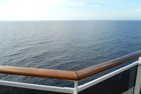 Vista sul mare dal ponte aperto di una moderna nave da crociera, ringhiera e forte parete di vetro. — Foto Stock