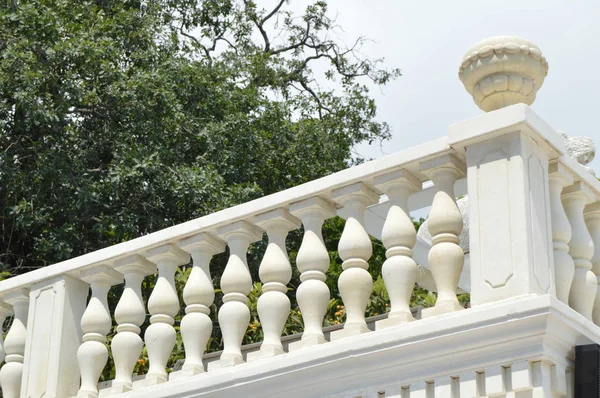 Blick Auf Den Romantischen Weißen Balkon Terrasse Mit Balustern Geländer — Stockfoto