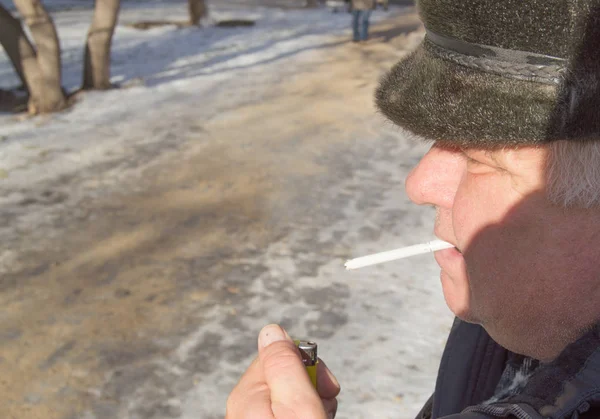 Primer Plano Anciano Canoso Con Cigarrillo Fondo Invierno Más Ligero —  Fotos de Stock