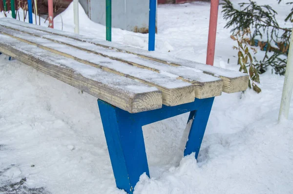 Panchina Nel Parco Della Città Invernale Coperta Neve Una Gelida — Foto Stock