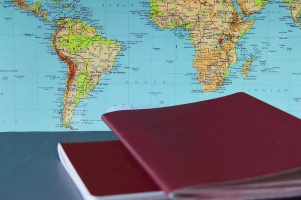 Dos Pasaportes Encuentran Fondo Del Mapa Del Mundo Concepto Viaje —  Fotos de Stock