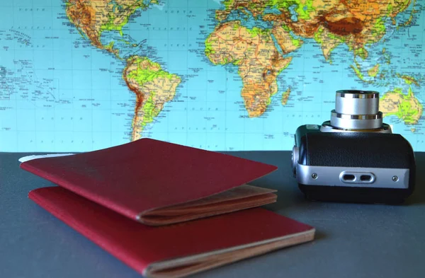 Preparando Planejando Uma Viagem Redor Mundo Dois Passaportes Uma Câmera — Fotografia de Stock