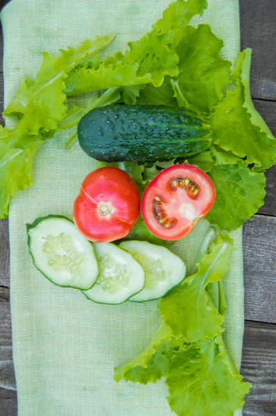 Gurkenscheiben Und Tomaten Liegen Auf Einer Grünen Serviette Daneben Salatblätter — Stockfoto