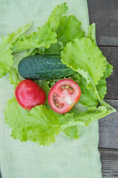 Skivad Gurka Och Tomater Lögn Grön Servett Bredvid Salladsblad Gamla — Stockfoto