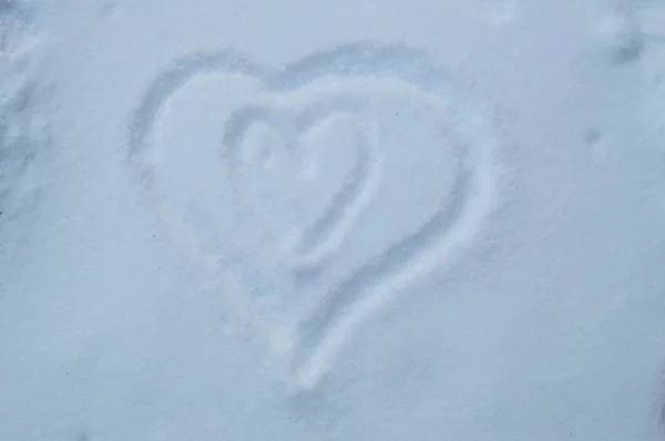 Zwei Herzen Auf Schnee Gezeichnet Symbol Für Schwangerschaft Liebe — Stockfoto