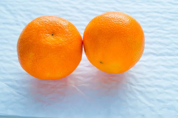 Dos Mandarinas Yacen Sobre Fondo Blanco Una Fuente Vitaminas — Foto de Stock