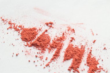 Yüz için çoklu pembe toz, beyaz arka planda göz farı makyaj için dekoratif kozmetik..