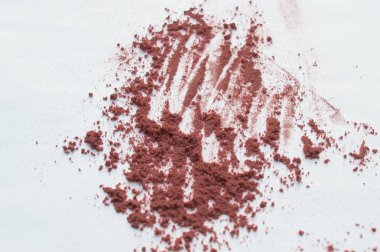 Yüz için çoklu pembe toz, beyaz arka planda göz farı makyaj için dekoratif kozmetik..