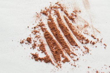 Birkaç bej yüz pudrası, beyaz arka planda göz farı, makyaj malzemesi..