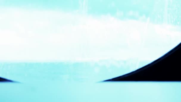 Стеклянном Круглом Иллюминаторе Корабля Течет Вода Брызги Волн Голубой Фон — стоковое видео