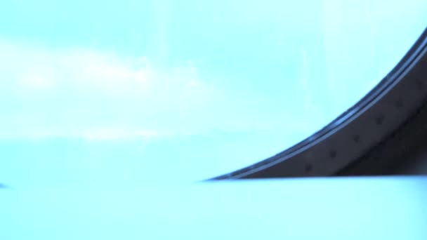 Cama Lombar Gemi Akan Sıçramalarına Dalgalardan Yuvarlak Arka Plan Mavi — Stok video