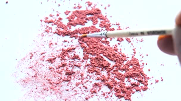 Een Lichte Achtergrond Verspreid Roze Cosmetische Poeder Tekenen Een Kwast — Stockvideo