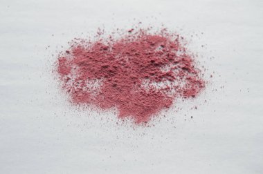 Dağınık bej tozu, beyaz zemine doğal makyaj tozu döker.