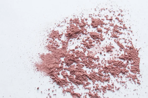 Dağınık bej tozu, beyaz zemine doğal makyaj tozu döker.