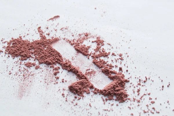 发散的米粉，在白色背景上粉碎天然化妆品粉 — 图库照片