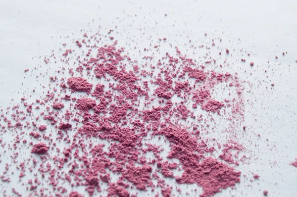 Rosa rubor dispersa sobre fondo blanco, fondo de maquillaje — Foto de Stock