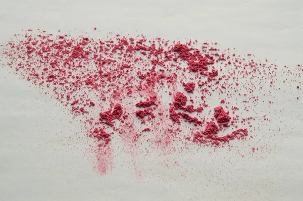 Rosa rouge utspridda på vit bakgrund, makeup bakgrund — Stockfoto