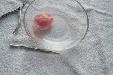 Beyaz arka planda manikür aletleri ve su kabı, çivi ve tırnak bakımı kavramı.