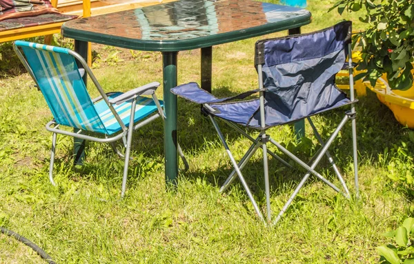 Table Pliante Plastique Chaises Pliantes Pour Camper Debout Sur Herbe — Photo